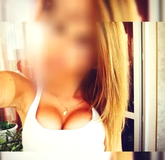 Sabrina, 28